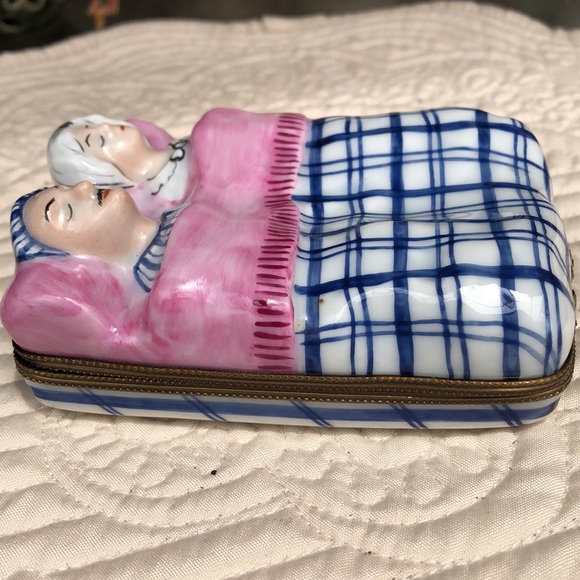 👩‍❤️‍👨 Retired Limoges Rochard Older Couple Sleeping Trinket Ring Box 🎀🎁❤️ - Picture 8 of 16
